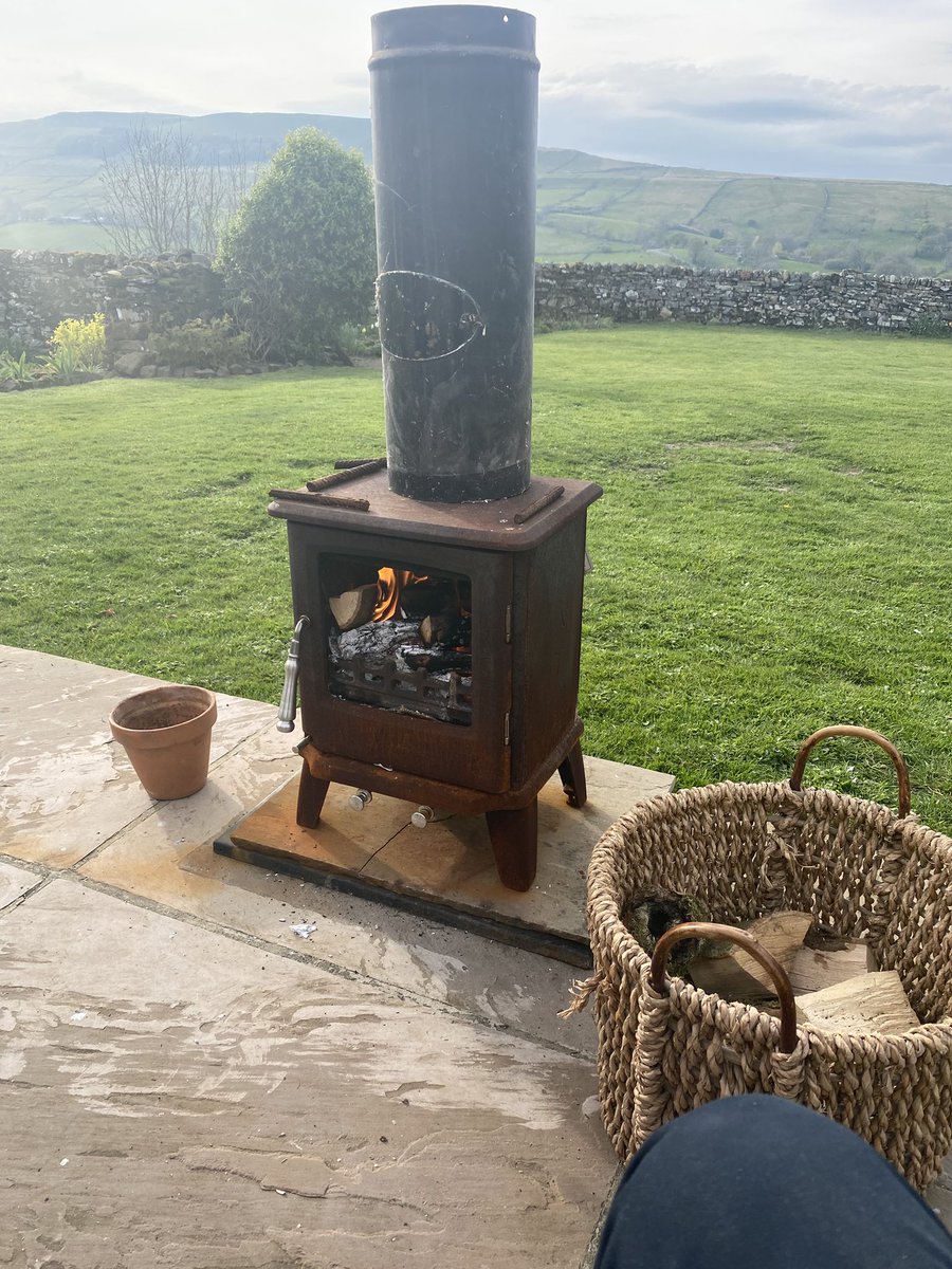 DaeargiCymreig's tweet image. The staff were enjoying an al fresco wine when the cool wind became a bit too cool for comfort.
So, I had the butler light the repurposed stove, which until recently was in the lounge! He found an old section of stove pipe
I also got the opportunity to pre wash the cups! #winning
