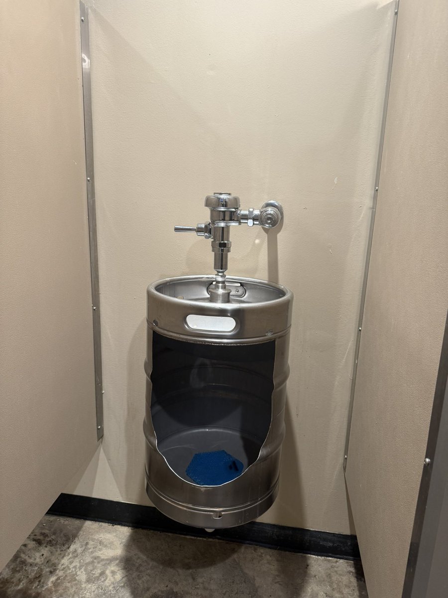 Skeeter2bagged's tweet photo. keg as urinal fuck yes #expand https://t.co/Bz7dZifBof