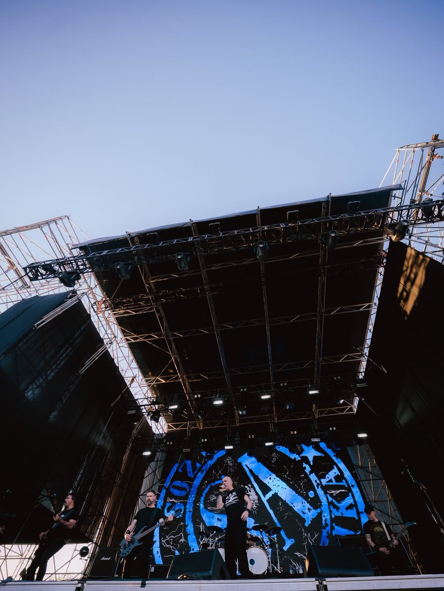 HontzaP's tweet photo. "La potencia de @SoziAlkoholika se tomó el escenario de @Rockout_Fest en su esperado regreso a Chile, desatando una descarga brutal de energía, actitud y riffs".
📸: @ZumbidoCL  ( @naranjadelbosque)
#SoziedadAlkoholika #santiagodechile #chile #rockout #RockOutFest #zumbido #fotos https://t.co/qSvINzoQlG