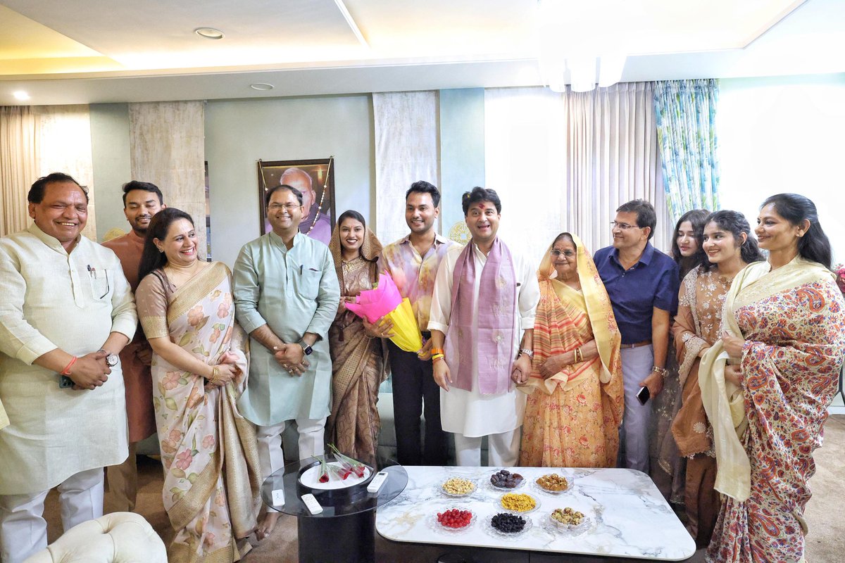आज शिवपुरी प्रवास के दौरान केन्द्रीय मंत्री एवं गुना सांसद श्री <a href="/JM_Scindia/">Jyotiraditya M. Scindia</a> जी वृंदावन कॉलोनी में श्री हेमंत ओझा जी के निवास पर उनके भतीजे के विवाह समारोह में शामिल हुए और परिवारीजनों से आत्मीय भेंट की।

इस शुभ अवसर पर उन्होंने नवदम्पति को दीर्घायु, सुखमय एवं समृद्ध दाम्पत्य जीवन