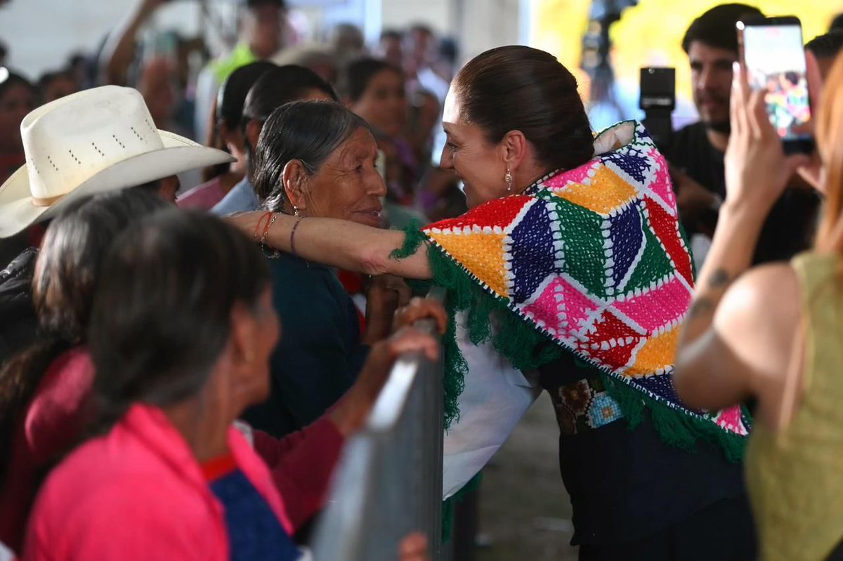A_MontielR's tweet image. En Acaxochitlán, #Hidalgo, en el corazón de la Sierra de Tenango, junto a la presidenta @Claudiashein, nos encontramos con beneficiarios de los Programas para el Bienestar.

Entre neblina, bordados y tradiciones vivas, los pueblos nahua, otomí y tepehua nos recuerdan que aquí, en