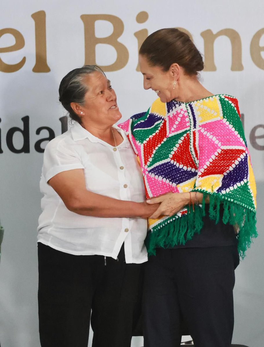 A_MontielR's tweet image. En Acaxochitlán, #Hidalgo, en el corazón de la Sierra de Tenango, junto a la presidenta @Claudiashein, nos encontramos con beneficiarios de los Programas para el Bienestar.

Entre neblina, bordados y tradiciones vivas, los pueblos nahua, otomí y tepehua nos recuerdan que aquí, en