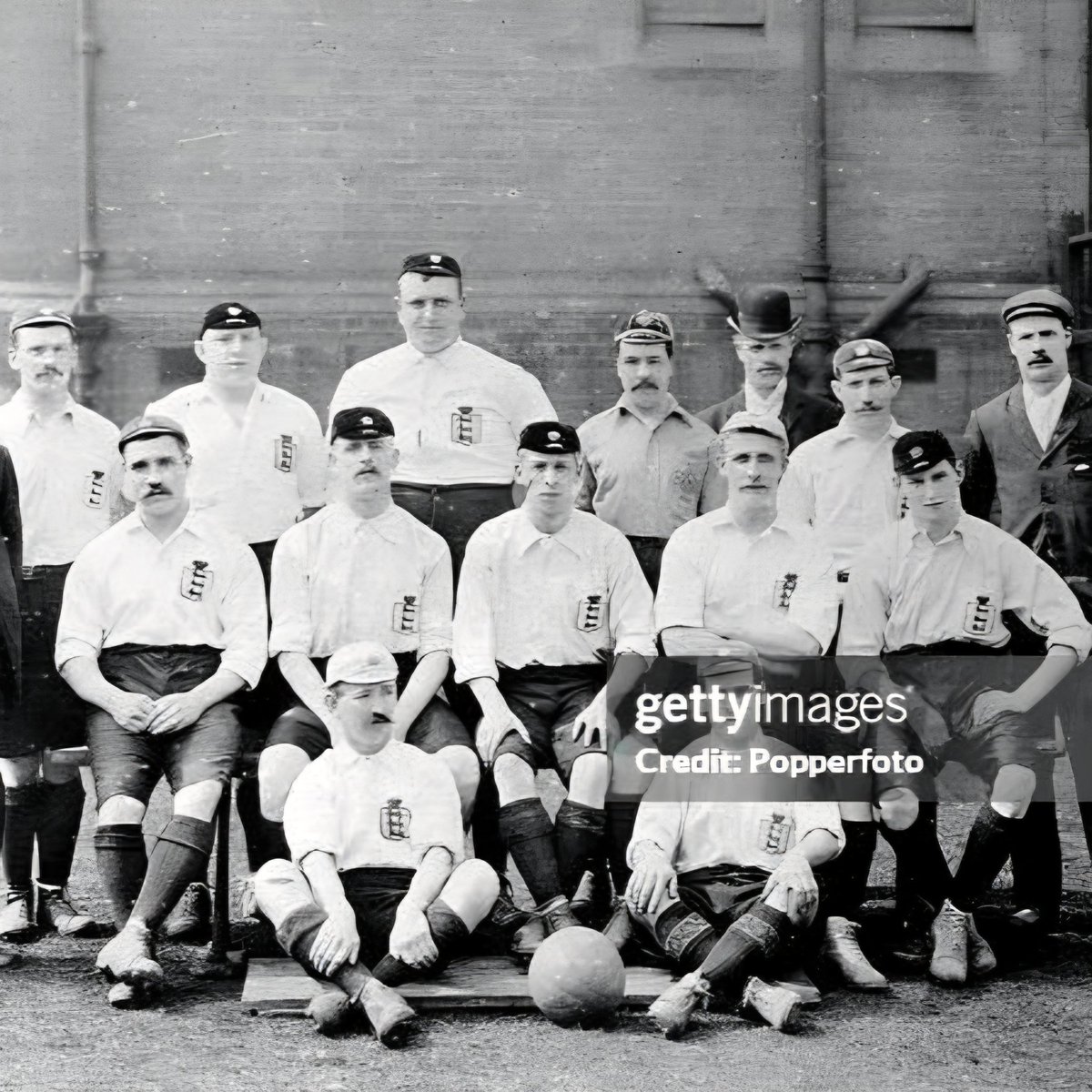 SheffUtd_Shirts's tweet image. Bert Lipsham. England. Match worn badge on shirt pocket. Wales vs England 3.3.1902 #sheffieldunited #england #matchworn