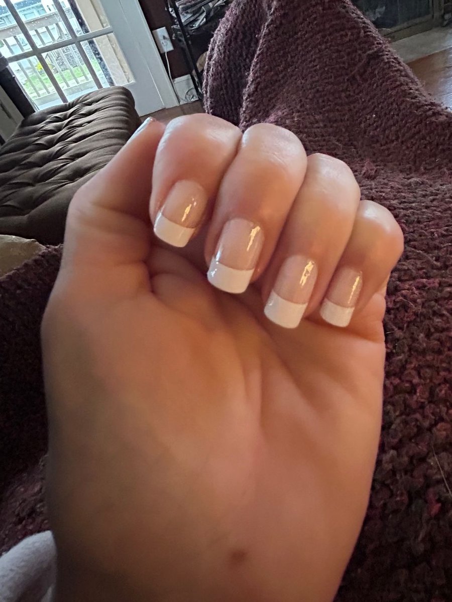 lilyfoxbeauty's tweet image. Nice!
“SOOOO happy with these! The photo shown looked like white tips over beige but it’s white over translucent as it should be! Came out great!” - Patti

Wraps = Mon Amour (French tips).

Get yours here: lilyandfox.com/products/mon-a…

#lilyandfoxnails #NailWraps #NailArt