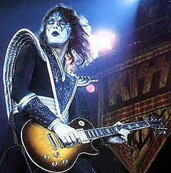 ROCK_BAR_Freak's tweet photo. 4月27日「ROCK 今日は何の日？」1951年、華麗なるギターテクニックでバンドの黄金期を支えたキッスのエース・ フレーリー誕生。キッズたちに「俺もギターを弾いてみたい！」と思わせることのできるという、とても大事な要素を持ちながら、その実力が過小評価されているギタリストでもある。 https://t.co/taqP1O067h