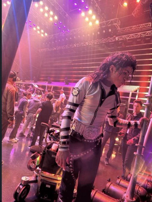 lay ☆ SEEING BTS ?! tweet media