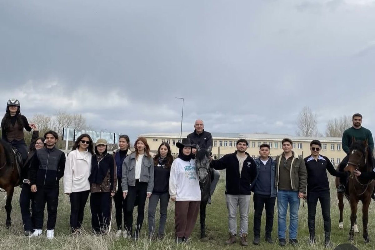 MzkanARSLAN's tweet photo. Üniversitemiz Atçılık, Atlı Sporlar ve Hippoterapi Eğitim Araştırma ve Uygulama Merkezi (ATAUM)’nde #kafkas.ataum ve @KafkasTıp Sosyal doktorlar kulübü öğrencileriyle Hippoterapi etkinliği. Tebrikler gençler. https://t.co/Y8GHfoLyEA