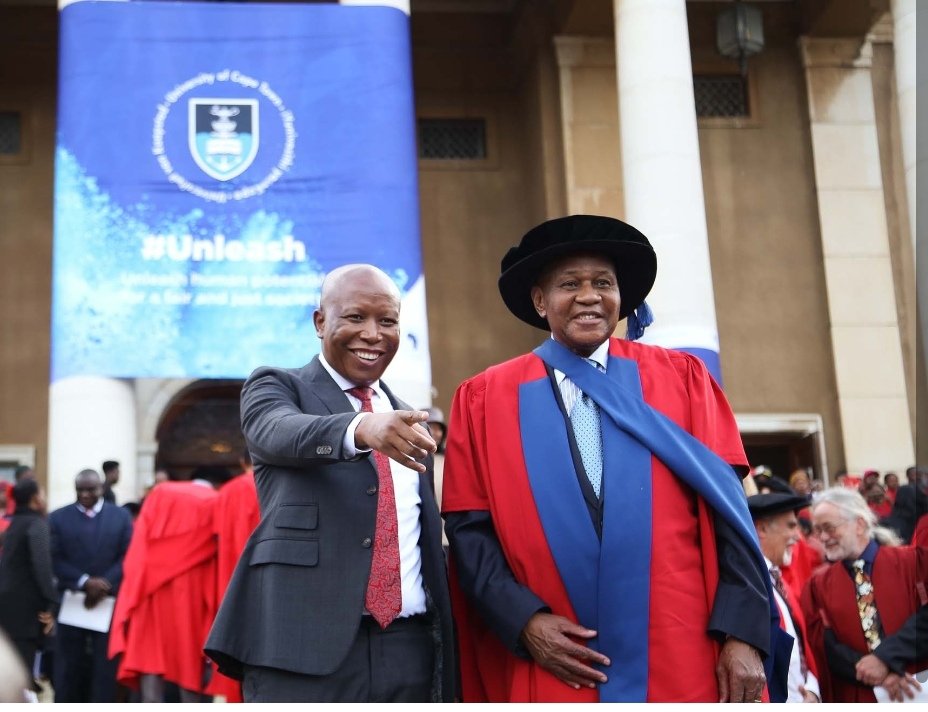 MapulaMokgosang's tweet image. Banter is good amongst supporters but our President taught us there's no place for politics in the beautiful game of football. Moshavhi will forever be goated 🙏🏾❣️

#Amakhosi4Life
#RegisterToVoteEFF