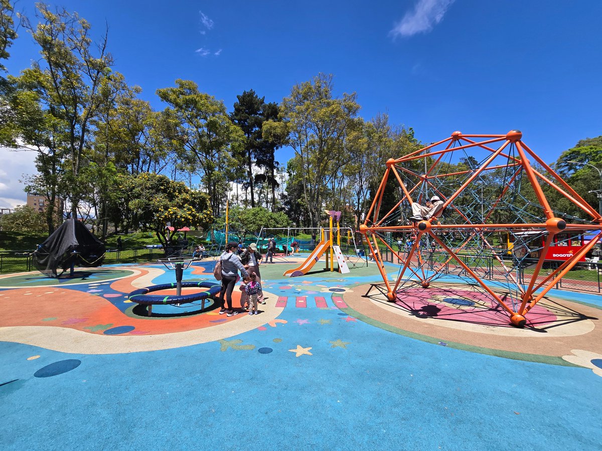 SCastanedaS's tweet photo. En el mejor momento del sol, no pueden usarse los juegos infantiles. 

Sin espacios de sombra, los juegos   y las superficies se vuelven un riesgo.

Con pocos recursos, podemos incorporar las sombras en los parques, adaptándonos. https://t.co/oRVg9ZAYKN