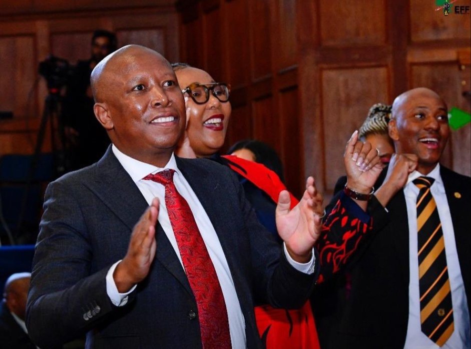 MapulaMokgosang's tweet image. Banter is good amongst supporters but our President taught us there's no place for politics in the beautiful game of football. Moshavhi will forever be goated 🙏🏾❣️

#Amakhosi4Life
#RegisterToVoteEFF