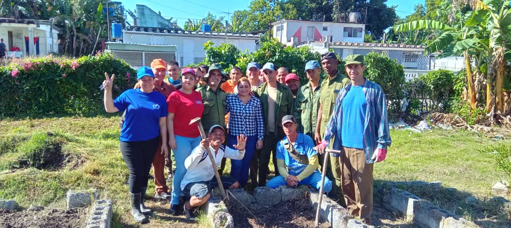 En el Organopónico "La voluntad", donde miembros de las FAR aportan los esfuerzos de forma voluntaria en saludo al 1ro de mayo. Ellos son revolucionarios de los que no se cansan.
#CubaEstáFirme
#VillaClaraConTodos
<a href="/RMVillaClara1/">Región Militar Villa Clara</a> 
<a href="/MinfarC/">Minfar_Cuba</a>