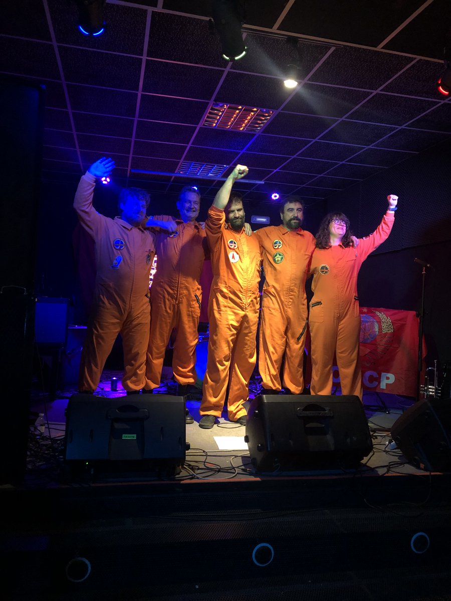 Musincronizados's tweet photo. ¡Qué bien nos lo pasamos ayer en @LCRnews! Siempre es un placer volver porque nos reciben como en casa (migas caseras y queso manchego incluidos) y tremendo el conciertazo de @Gagarinssurf. Más muestras en su IG 👇
 https://t.co/fQEc3m3Oov
📷 @BeaSC87 https://t.co/GhgbVR9OSV