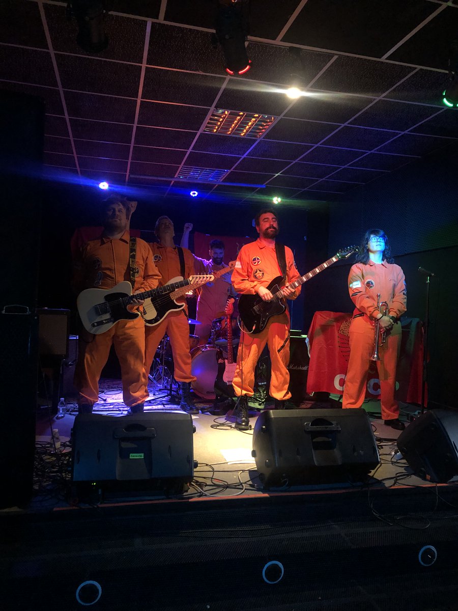 Musincronizados's tweet photo. ¡Qué bien nos lo pasamos ayer en @LCRnews! Siempre es un placer volver porque nos reciben como en casa (migas caseras y queso manchego incluidos) y tremendo el conciertazo de @Gagarinssurf. Más muestras en su IG 👇
 https://t.co/fQEc3m3Oov
📷 @BeaSC87 https://t.co/GhgbVR9OSV