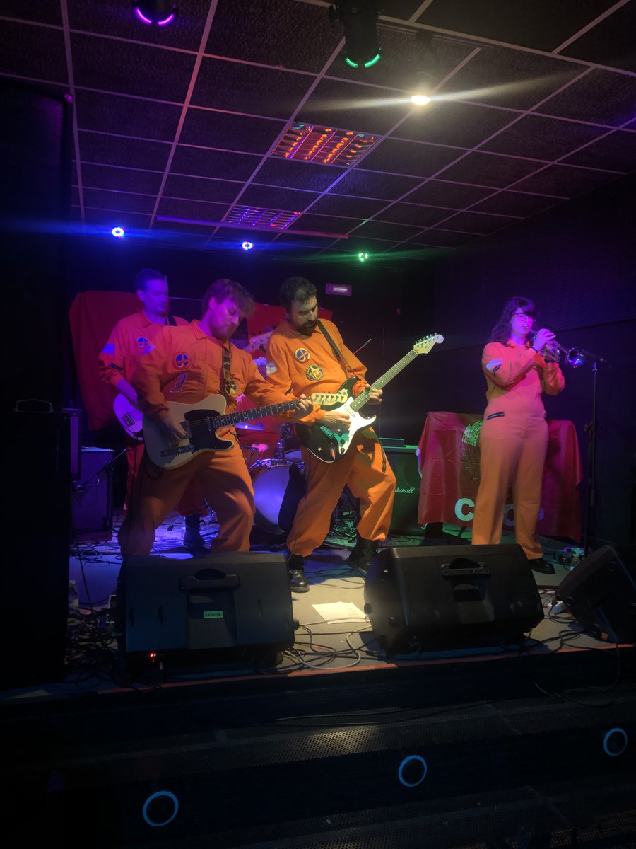 Musincronizados's tweet photo. ¡Qué bien nos lo pasamos ayer en @LCRnews! Siempre es un placer volver porque nos reciben como en casa (migas caseras y queso manchego incluidos) y tremendo el conciertazo de @Gagarinssurf. Más muestras en su IG 👇
 https://t.co/fQEc3m3Oov
📷 @BeaSC87 https://t.co/GhgbVR9OSV