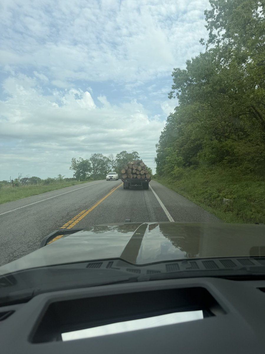 dbfarms2023's tweet photo. I guess they told him to load the wagon. She was a little too heavy. #loadshift https://t.co/DmsTmNvRwb