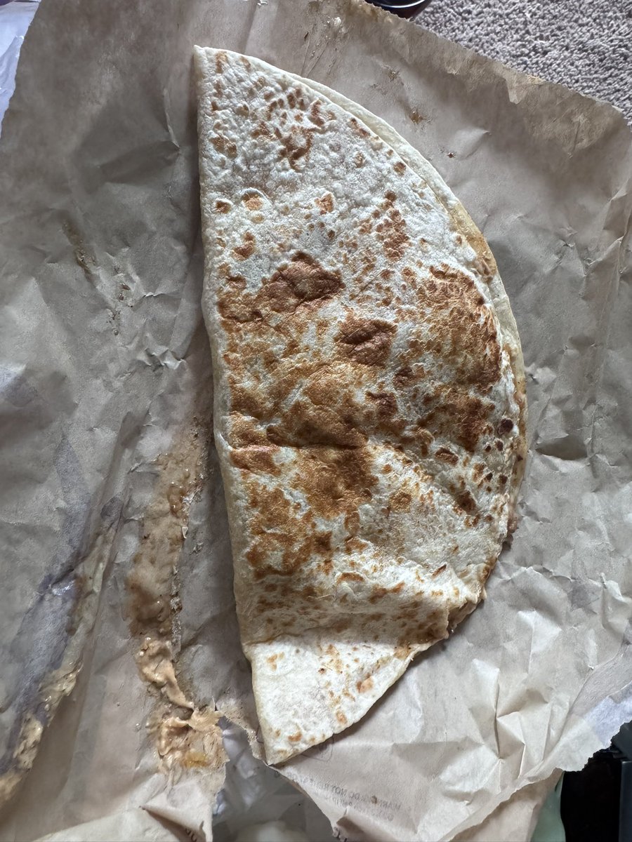 DMJamisonX's tweet photo. look at this perfectly cut quesadilla I got at @tacobell . https://t.co/F9xkePoWk4