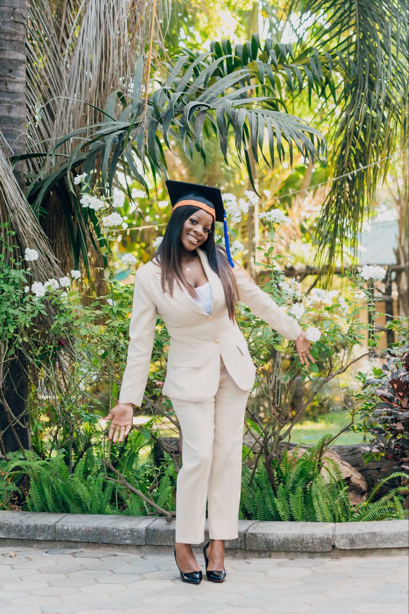 everythiingbubu's tweet photo. It ended in praise. Forever grateful to God.🥹🎓 https://t.co/JNO7VTcOfQ