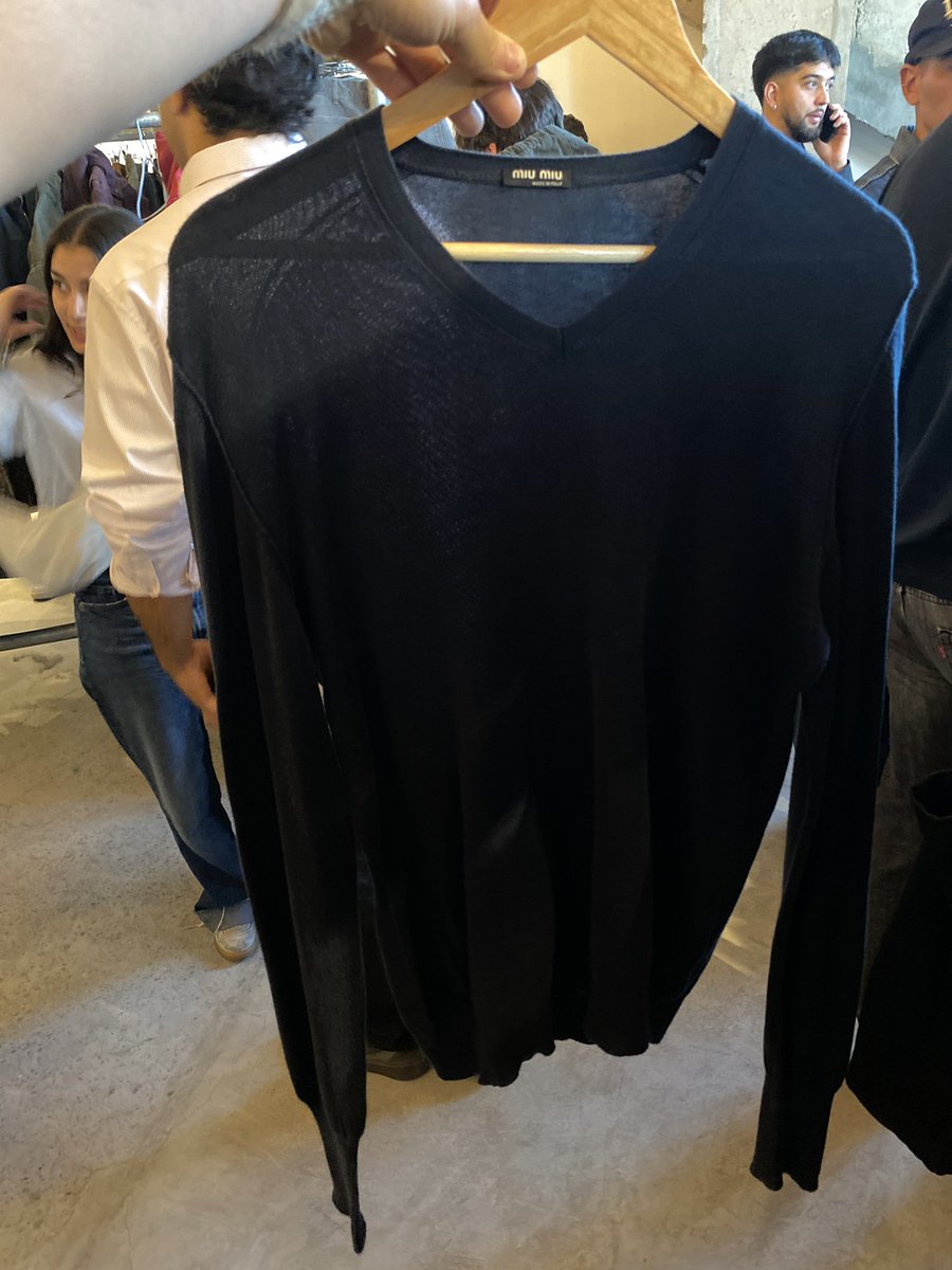 gotcIouds's tweet image. mourning her… I had just bought a helmut sweater 10 minutes before so I couldn’t justify getting it… also I’m broke #asf as of rn