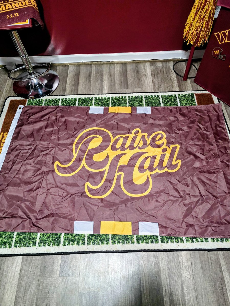 HogfarmerChris's tweet image. This double sided flag is 🔥
#RaiseHail