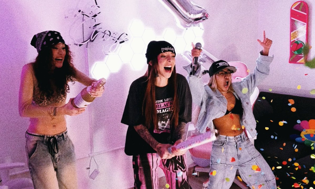 thiisrailo's tweet photo. happy day just for my lesbians <3 https://t.co/oqzeGUAsf5