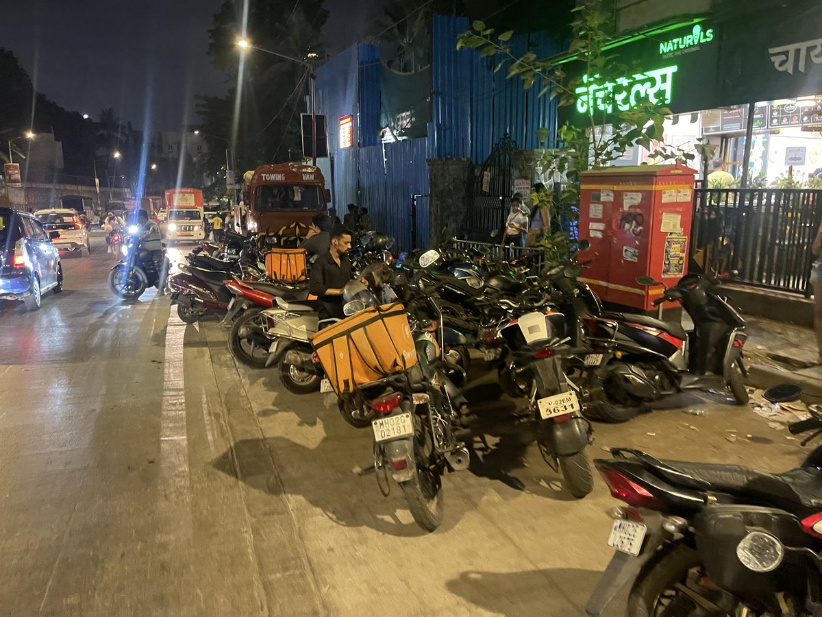 tiger3178's tweet photo. @mybmcWardKE @MTPHereToHelp this is the 6 time I am putting this complaint. Shere Punjab Soc paking nuisance half the road blocked due to food outlets https://t.co/D1wODBwRph