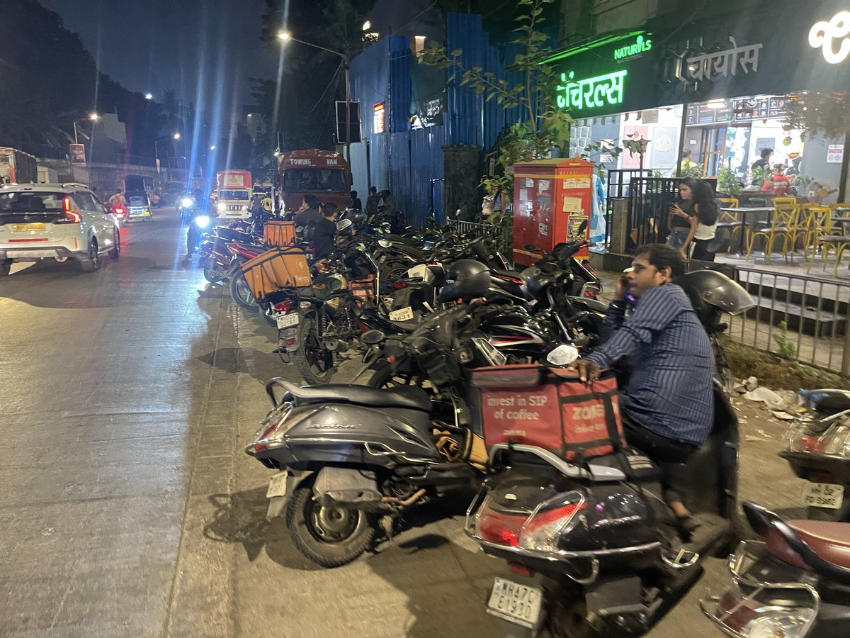 tiger3178's tweet photo. @mybmcWardKE @MTPHereToHelp this is the 6 time I am putting this complaint. Shere Punjab Soc paking nuisance half the road blocked due to food outlets https://t.co/D1wODBwRph