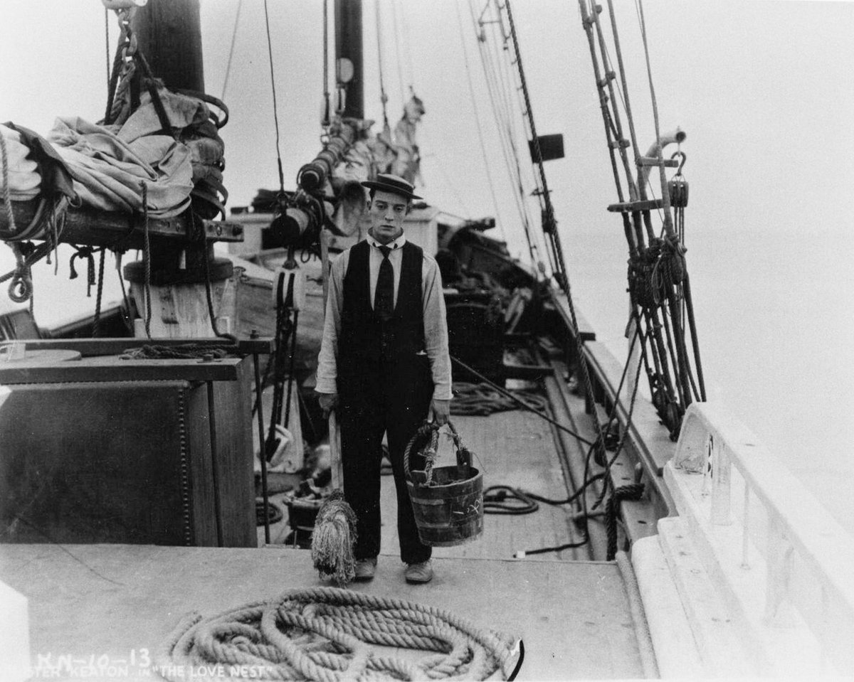 BusterKeatonSoc's tweet photo. Promotional photos of Buster Keaton in "The Love Nest," from 1923.

#oldhollywood #damfino #silentfilm https://t.co/DL88VUjYET