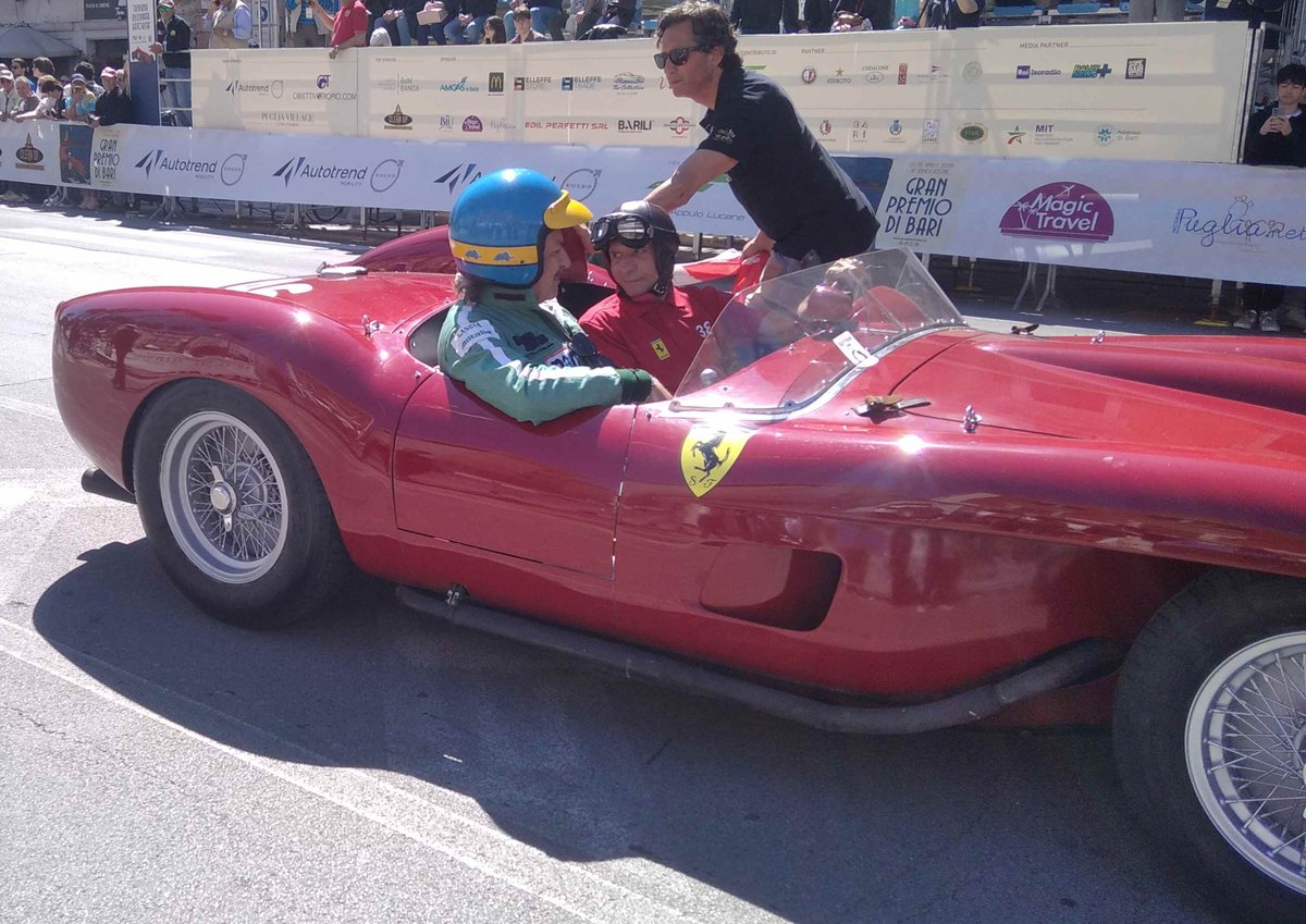 MotorChicche's tweet photo. Cronaca della due giorni di Emerson Fittipaldi testimonial della 9a rievocazione storica del Gran Premio di Bari (finalmente su una  #Ferrari !) nel nome di Chico Landi.
#F1 #Formula1 #fittipaldi #granpremiodibari #Brasil2026 #FormulaOne 
Leggi/Read >> https://t.co/jtu8lhZ0q1 https://t.co/mvI6KkyR79