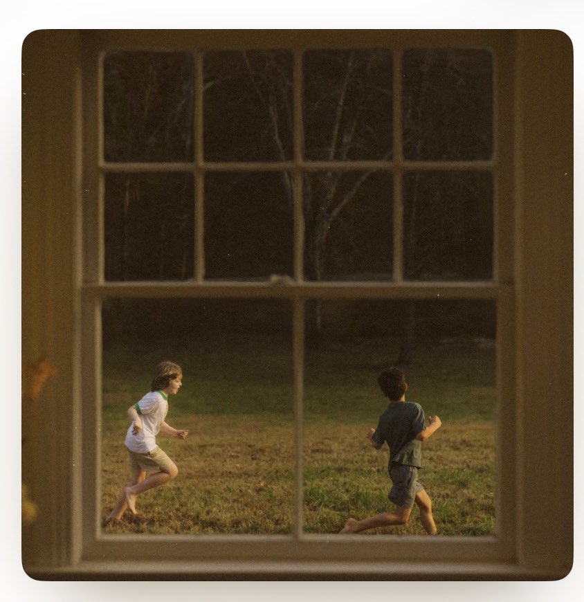 Gylbret's tweet photo. Un #BonSon du dimanche qui me tient particuliĂšrement Ă cĆur. Le nouvel album de @NoahKahan.
Un artiste à fleur de peau qui parle et lutte sur le sujet de la santé mentale.
Câest dâailleurs le sujet sur plusieurs pistes de « the great Divide ».
17 titres et 77 minutes dâune folk moderne et poĂ©tique.
AprÚs le succÚs mondial de « stick season » , Noah a des doutes, la crainte du vide, le besoin de faire une pause.
Sa plume est juste incroyable, les métaphores sont tellement belles (on cÎtoie Bruce parfois).
CÎté production Aaron Dessner au commande sur certains morceaux , qui avait travaillé avec Taylor Swift sur Folklore (son meilleur album à mes oreilles) offre un son indie rock. Beau mélange violon piano banjo en fond feutré.
Ces textes devraient ĂȘtre Ă©tudiĂ©s en cours dâanglais !
Un album indispensable pour effleurer une Amérique profonde et attachante.
Et si avec tout ça je tâai un peu convaincu de tendre une oreille, jette aussi un Ćil au documentaire disponible sur Netflix.
DĂ©jĂ on le voit Ă Boston au Fenway Park âŸïž et câest tellement beau.
Il vient dĂ©fendre Ă Paris en dĂ©cembre son album et câest dĂ©jĂ presque complet.
Pour conclure je finirai comme la derniĂšre piste de lâalbum : Ă cĂŽtĂ© dâun ami une biĂšre Ă la main en train de regarder le ciel et le temps qui passe.
#music #NoahKahan #Fan