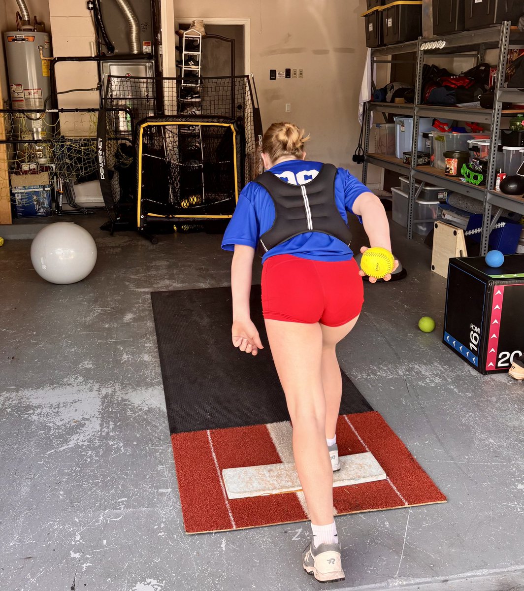 Harper_Radcliff's tweet image. Sunday they say is a rest day… but as a pitcher, I know there are no days off.

As the book Chop Wood, Carry Water by Joshua Medcalf says, “Everyone wants to be great, until it’s time to do what greatness requires.”

Back to work. 🥎💪 #NoDaysOff #PitchersLife #SoftballGrind