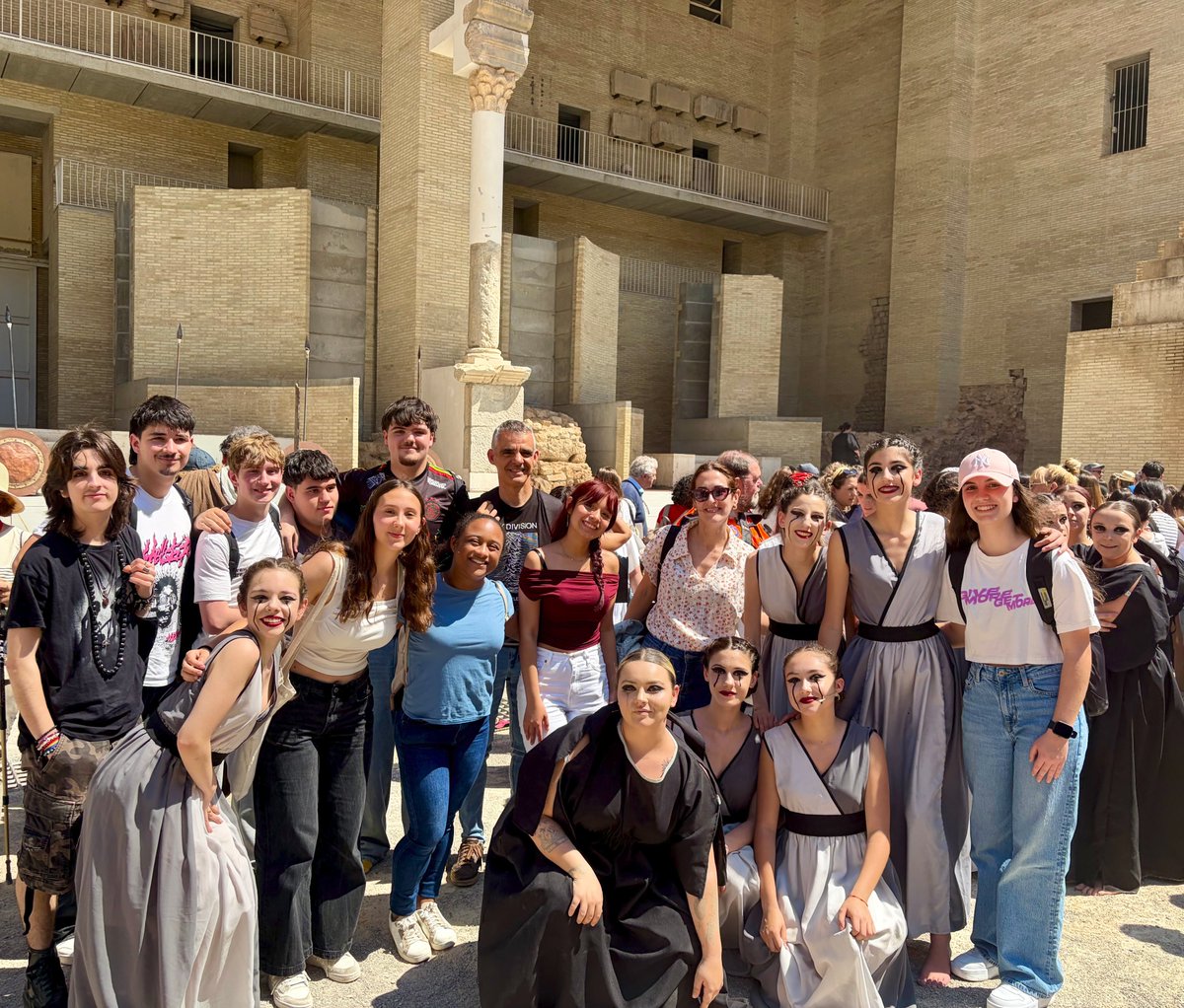 iesvae's tweet photo. TEATRE GRECOLLATÍ
El 20 d’abril vam assistir a Sagunt per a impregnar-nos de l’ambient  clàssic que allí es respira. Per una setmana, els seus carrers  viatgen en el temps per a ensenyar els alumnes diferents aspectes del  món grecoromà
Més informació en:
https://t.co/SjbyCuCb2q https://t.co/oqcTOxHvBb