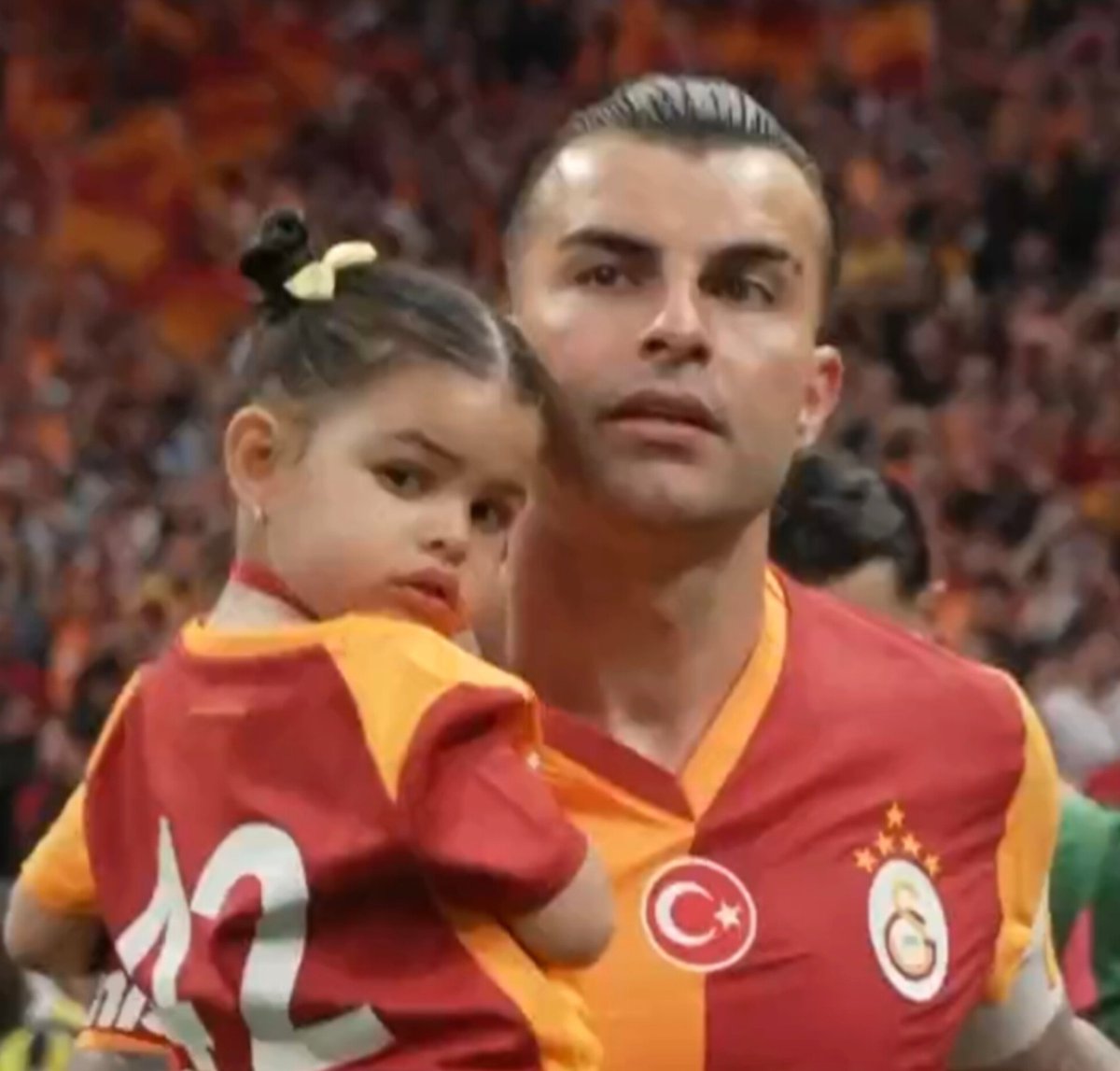 Claudioggia's tweet photo. Apokerim abi serenomiye çocuklarıyla çıkmış.. Alara'nın sarı kırmızı tokaları 🥹 https://t.co/JiqurMYzvl