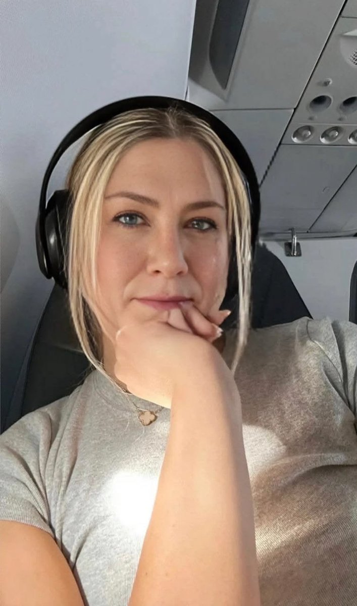 Golden Jenny tweet media