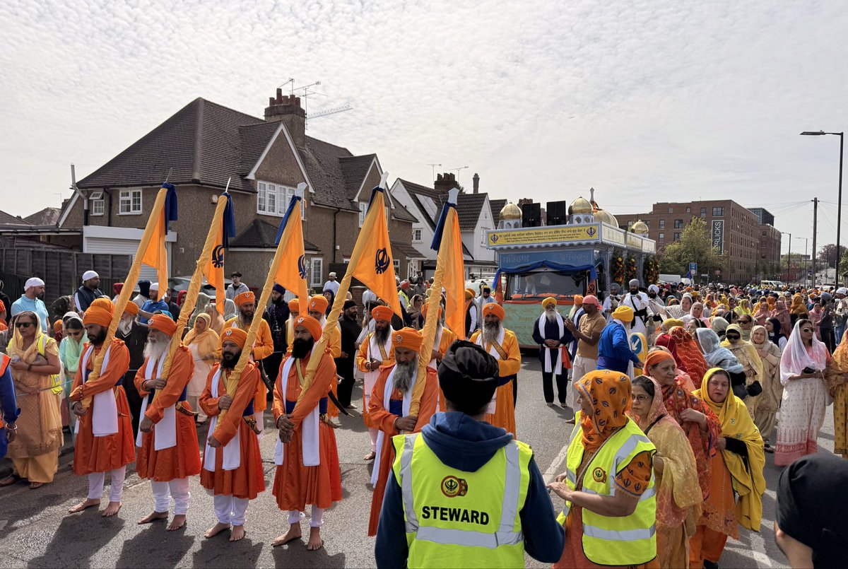 TanDhesi's tweet photo. #Vaisakhi was celebrated in #Slough with a #Sikh Nagar Kirtan procession, led by local #Gurdwaras working in unison and enjoyed by thousands from across the wider community.

So many volunteers preparing and distributing free food, cleaning the streets and more - a joy to behold! https://t.co/kyYf1K2OCm