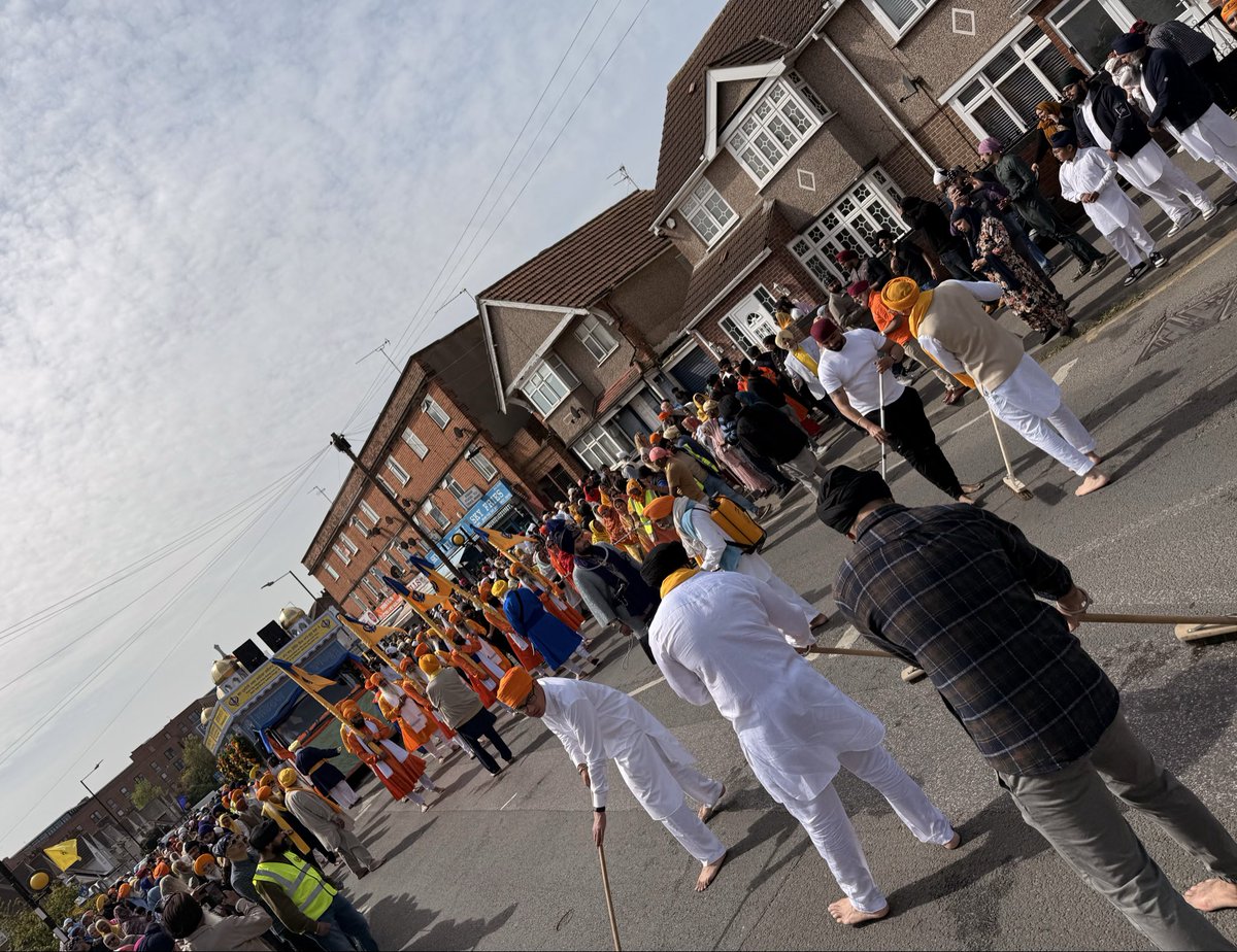 TanDhesi's tweet photo. #Vaisakhi was celebrated in #Slough with a #Sikh Nagar Kirtan procession, led by local #Gurdwaras working in unison and enjoyed by thousands from across the wider community.

So many volunteers preparing and distributing free food, cleaning the streets and more - a joy to behold! https://t.co/kyYf1K2OCm