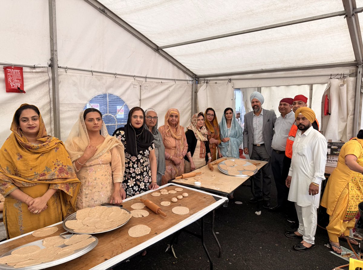 TanDhesi's tweet photo. #Vaisakhi was celebrated in #Slough with a #Sikh Nagar Kirtan procession, led by local #Gurdwaras working in unison and enjoyed by thousands from across the wider community.

So many volunteers preparing and distributing free food, cleaning the streets and more - a joy to behold! https://t.co/kyYf1K2OCm