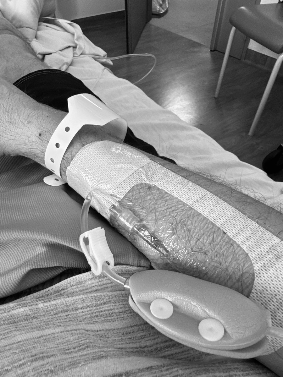 RealJeremyDeaf's tweet photo. Yoooooooooo !!
Bonne nouvelle : je suis sorti de l’hôpital ce jeudi ! 🙌🏼

Le docteur m’a annoncé les résultats : les plaquettes remontent 💉📈
Il faut encore un peu de temps pour qu’elles continuent à augmenter dans les prochaines semaines, mais dans l’ensemble je vais bien. Je me surveille toujours.

Sur recommandation du médecin, je dois faire une pause de 2 à 3 mois, ou jusqu’à la rentrée début septembre.
Si tout se passe bien, je reprendrai le catch… le ring me manque énormément ! 🤼‍♂️❤️

Merci à tous pour vos messages, vos encouragements et votre amitié 🙏❤️
Je ne vous oublie pas.

Je reviendrai plus fort, avec un objectif clair :
être le premier catcheur sourd à revenir gagner sur le ring. 🏆🔥

Pour l’instant, je me repose beaucoup et je travaille sur mon corps pour bien soigner mes plaquettes.
C’est une étape très importante avant de revenir encore plus fort ! 💪

#JérémyDeaf #CatchLife #ComebackSoon #PTI #CatchAPC