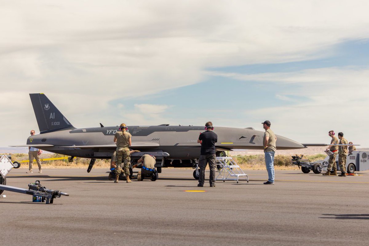Drone_Wars_'s tweet image. The U.S. Air Force has reportedly conducted exercises with Anduril’s YFQ-44A “loyal wingman” CCA prototype at Edwards AFB, focusing on future operational concepts including ground handling, weapons loading, and flight control procedures. 

#USA #USAF #UAV #CCA #Anduril #AirForce
