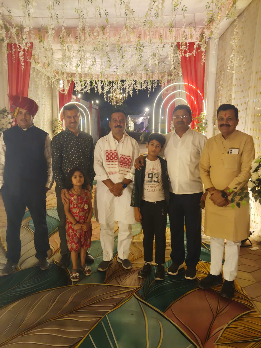 yogeshkumar4bjp's tweet photo. आज सिटी पार्क में पूर्व पार्षद श्रीमती उषा गौतम जी के सुपुत्र के आशीर्वाद एवं प्रीतिभोज कार्यक्रम में सहभागी होकर नवदंपति को शुभाशीष एवं हार्दिक शुभकामनाएं प्रेषित कीं।

ईश्वर से प्रार्थना है कि नवयुगल का दांपत्य जीवन सुख, समृद्धि, प्रेम और मंगलमय आशीर्वादों से परिपूर्ण हो। https://t.co/o0wskn9ZjB