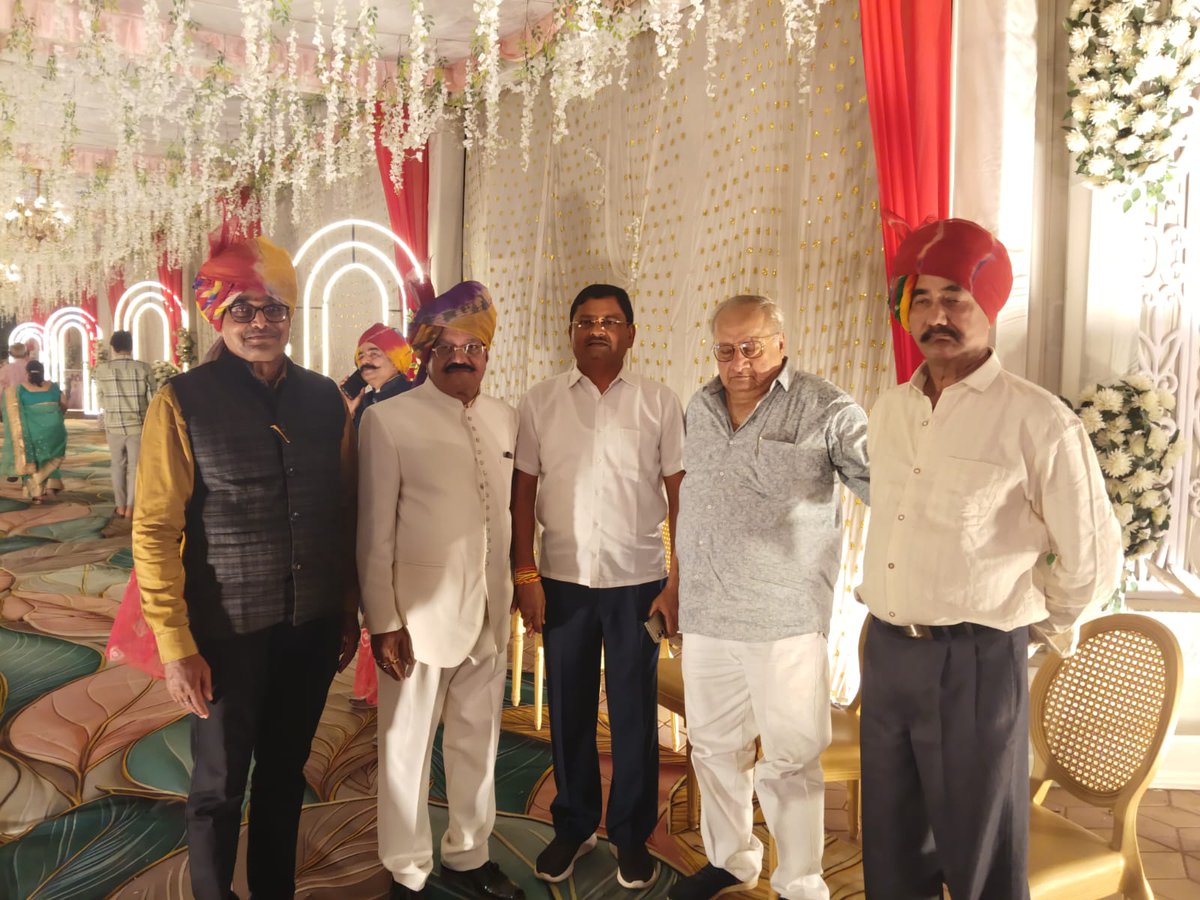 yogeshkumar4bjp's tweet photo. आज सिटी पार्क में पूर्व पार्षद श्रीमती उषा गौतम जी के सुपुत्र के आशीर्वाद एवं प्रीतिभोज कार्यक्रम में सहभागी होकर नवदंपति को शुभाशीष एवं हार्दिक शुभकामनाएं प्रेषित कीं।

ईश्वर से प्रार्थना है कि नवयुगल का दांपत्य जीवन सुख, समृद्धि, प्रेम और मंगलमय आशीर्वादों से परिपूर्ण हो। https://t.co/o0wskn9ZjB