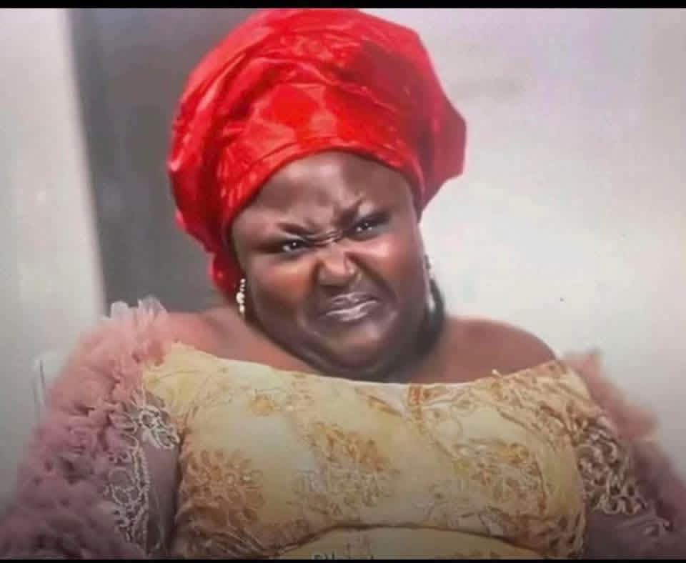 Me looking at my friend who is on a phone call telling the person she's on her way, even though she hasn't had her bath yet😒🙄🚶🏾‍♀️