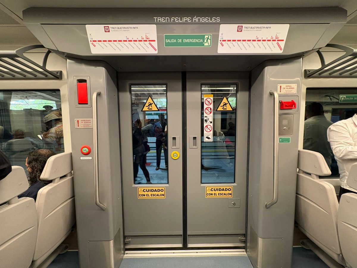 El_Universal_Mx's tweet photo. 🚝 Inauguran el Tren Suburbano rumbo al AIFA

🛤️  Con el primer viaje realizado por la presidenta Claudia Sheinbaum y más funcionarios, la nueva ruta hacia el Aeropuerto Internacional Felipe Ángeles queda abierta

💰🕒 El trayecto total será de aproximadamente 45 minutos, desde Buenavista hasta el AIFA, y su costo será de 45 pesos como promoción por la inauguración y de 11.50 pesos para trayectos cortos

#FOTOS: Arturo Contreras | EL UNIVERSAL