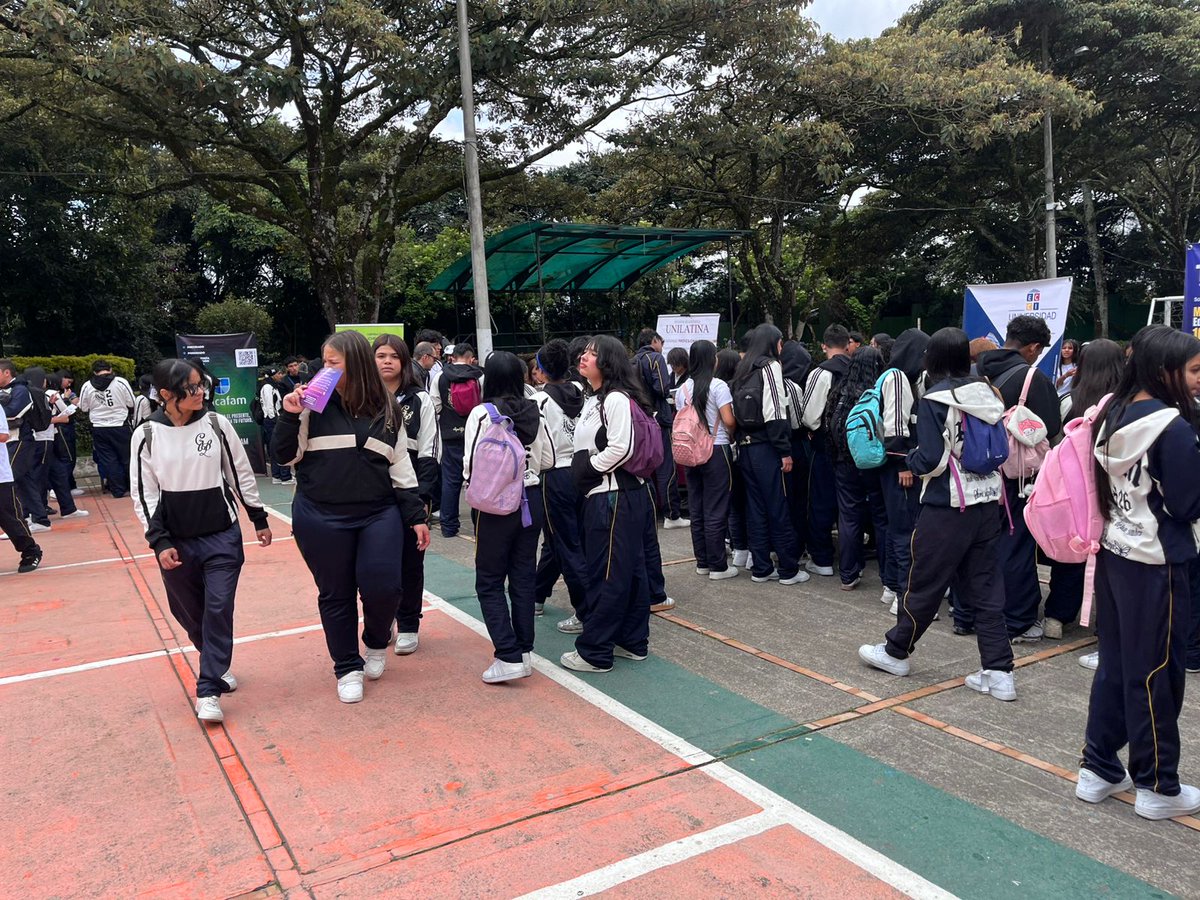 Educacionbogota's tweet photo. Más de 1.000 estudiantes de grado 11° participaron en la Feria de Educación Superior realizada por la Dirección Local de Educación de Suba, la Dirección de Subarelacionamiento con Educación Superior y la @AteneaBogota . ✨

Con la presencia de 24 universidades y 8 colegios distritales, este espacio permitió a las y los jóvenes conocer la oferta académica, recibir orientación para las pruebas Saber y acercarse a oportunidades reales para construir su proyecto de vida. 🧡

Seguimos trabajando para fortalecer las trayectorias educativas y abrir caminos que impulsen el bienestar y el futuro de nuestra juventud. #UnaEducaciónQueTeResponde