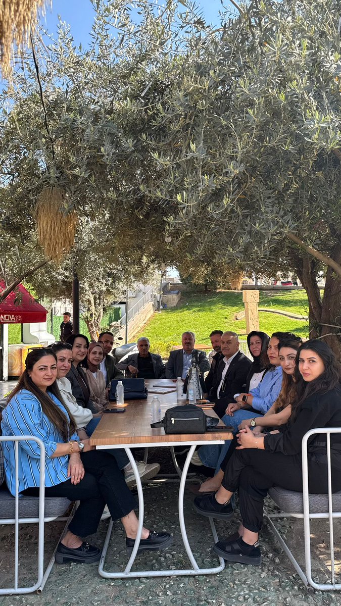 sanliurfadeva's tweet photo. Kadın çalışmaları başkanımız @zeynep_sudan, yardımcıları Filiz Göktaşı, @MeralKahrmn, Afet kuşman özkaçmaz.
İl Bşk.  @MuharremTiler , il kadın çalışmaları Bşk. Elif Yaşar, Eyyübiye ilçe kadın çalışmaları Bşk. Leyla uyar ile birlikte emeğiyle geçinen esnafımızı ziyaret ettik. https://t.co/K5UuGE0lbT