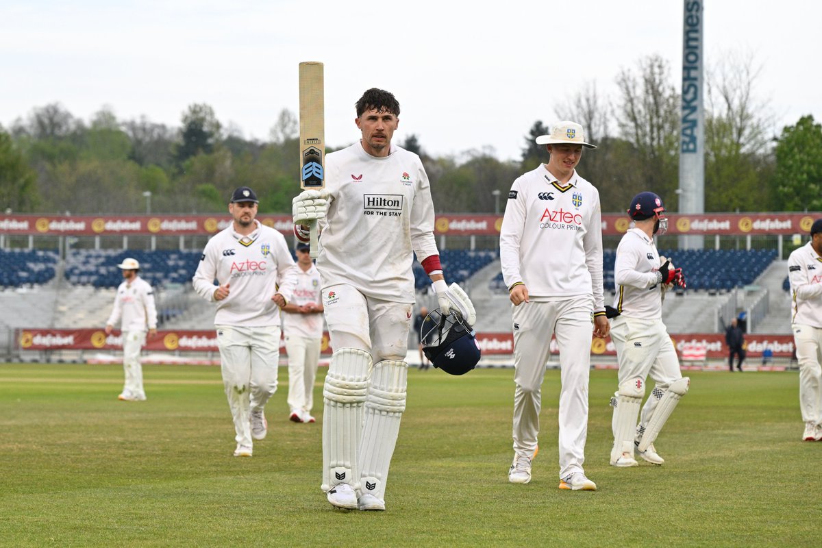 lancscricket's tweet photo. Soaking it in after a special knock. 

@Coughlin92 🤩

🌹 #RedRoseTogether https://t.co/EtXAsBbJOK