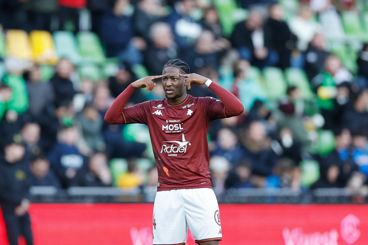ActuFoot_'s tweet photo. La rentrée de Nathan Mbala 🇨🇩 (2008) pour Metz. 𝗤𝗨𝗘𝗟 𝗖𝗥𝗔𝗖𝗞. 
🎯🎯 𝗗𝗘𝗨𝗫 𝗣𝗔𝗦𝗦𝗘𝗦 𝗗.

Mention spéciale aussi pour Jahyann Pandore 🇫🇷 (2007).
⚽️ 𝗕𝗨𝗧 https://t.co/xKUjBYiIGb