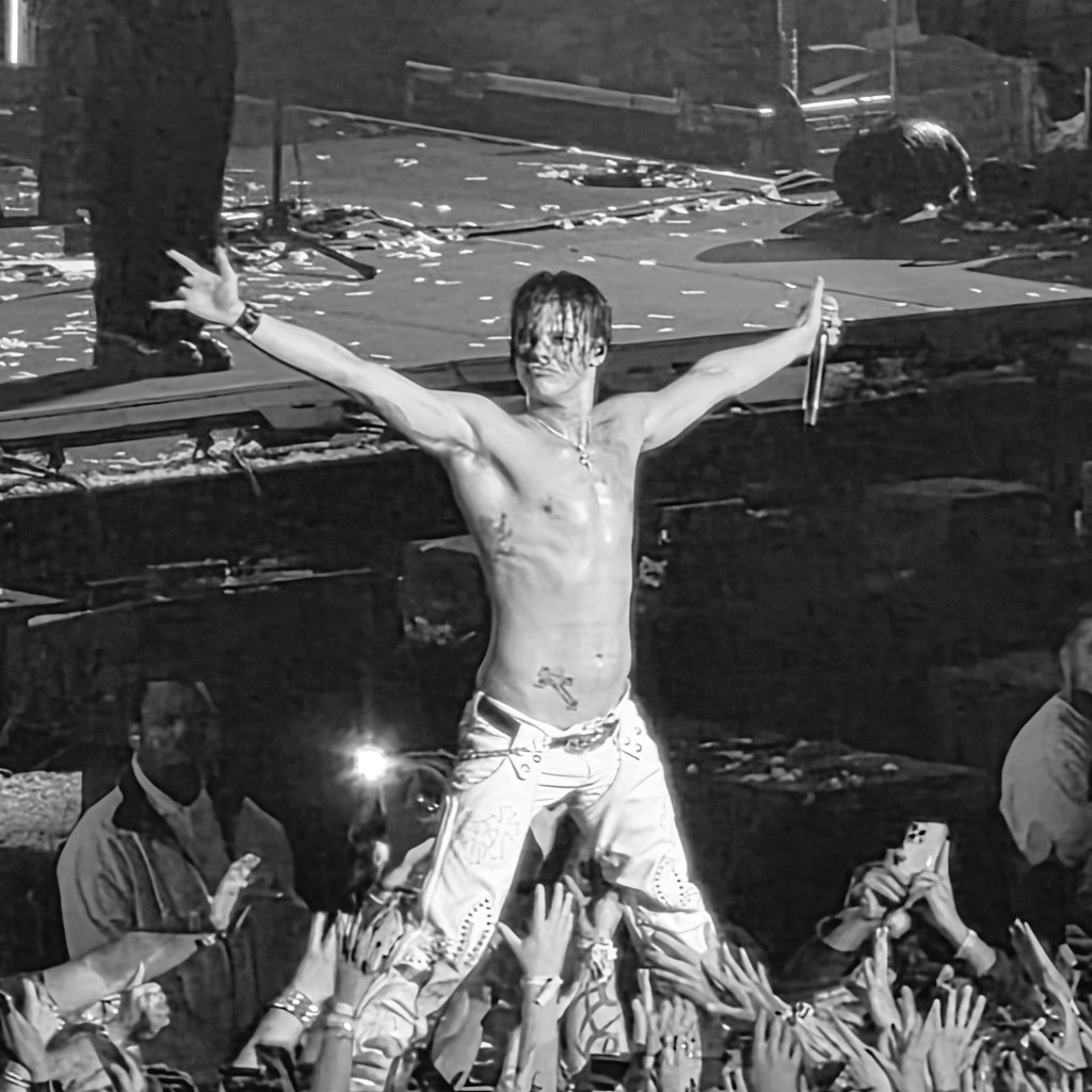 0013ellie's tweet image. Wow! @yungblud we're still recovering from your outstanding concert at The 02 Arena on Friday evening!!

You were truly amazing! so much energy! 

#yungblud 
#Idols