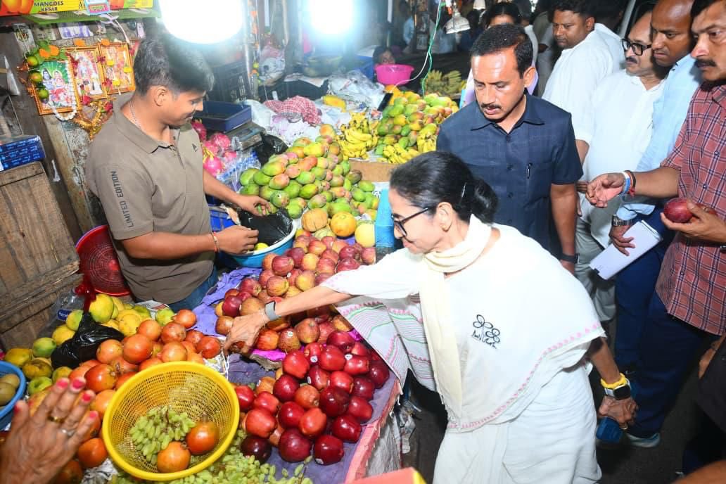 MoupiaNandy's tweet image. #MamataBanerjee at Jogubazar Fruit market