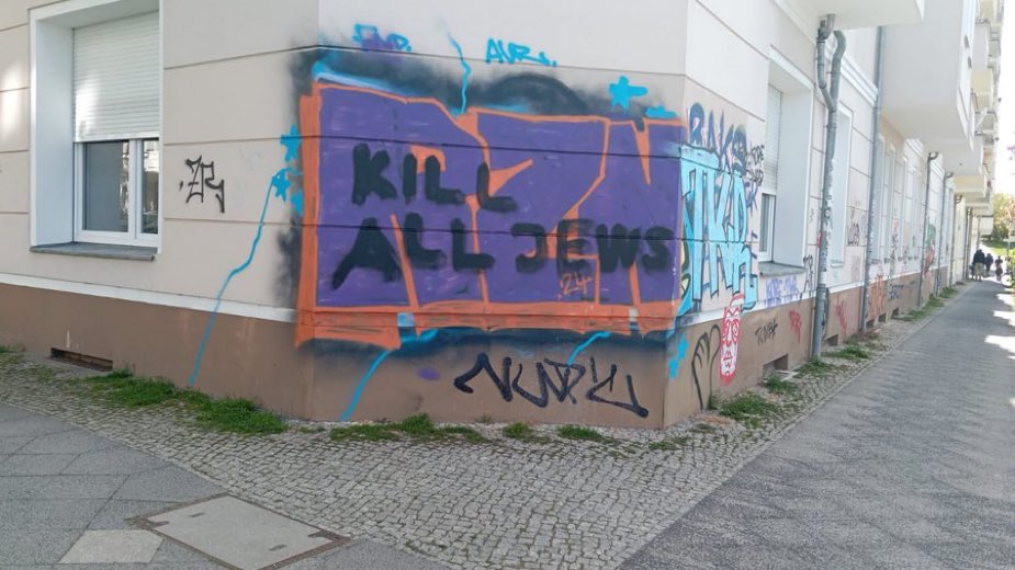 Was ist aus 🇩🇪 geworden? Berlin, Ueckermünder Straße: Mitten in unserer Hauptstadt tobt sich der islamistisch-terroristisch inspirierte Antisemitismus aus. Niemand scheint es zu stören, gerade mal 8 Jahrzehnte nach der Schoa. <a href="/fdp/">FDP</a> <a href="/fdp_berlin/">FDP Berlin</a> <a href="/PreislerKa/">Karoline Preisler</a> <a href="/RakMakkabi/">Rak</a> <a href="/Michael_Leh/">Michael Leh 🇩🇪🇪🇺🇺🇦🇹🇼🇮🇱</a>