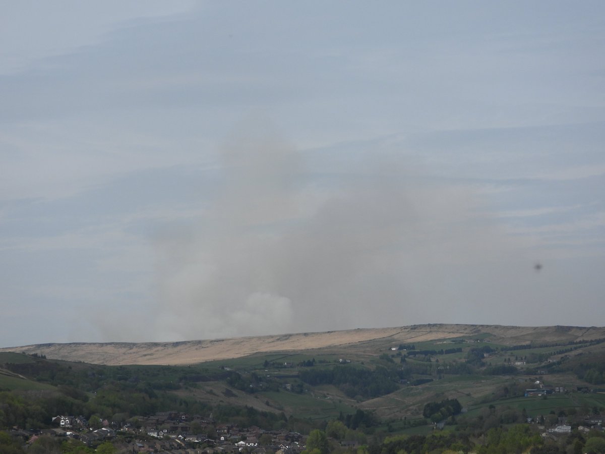 des_farrand's tweet image. Bad news, Marsden Moor on fire, at this time of year the moor is a nesting ground for curlews, peewits, oyster catchers who move inland to breed. And many more bird species. It's criminal that somebody either set this on fire deliberately or accidently. 😡 @waddells74